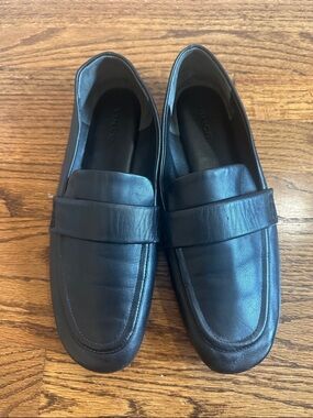 VINCE black leather loafer